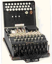 ENIGMA rejtjelz gp, amelyrl a nmet vezrkar azt hitte, hogy megfejthetetlen!, mikzben 1941-tl az angol rejtjelfejts tkletesen fejtette az Enigmval titkostott zeneteket! 